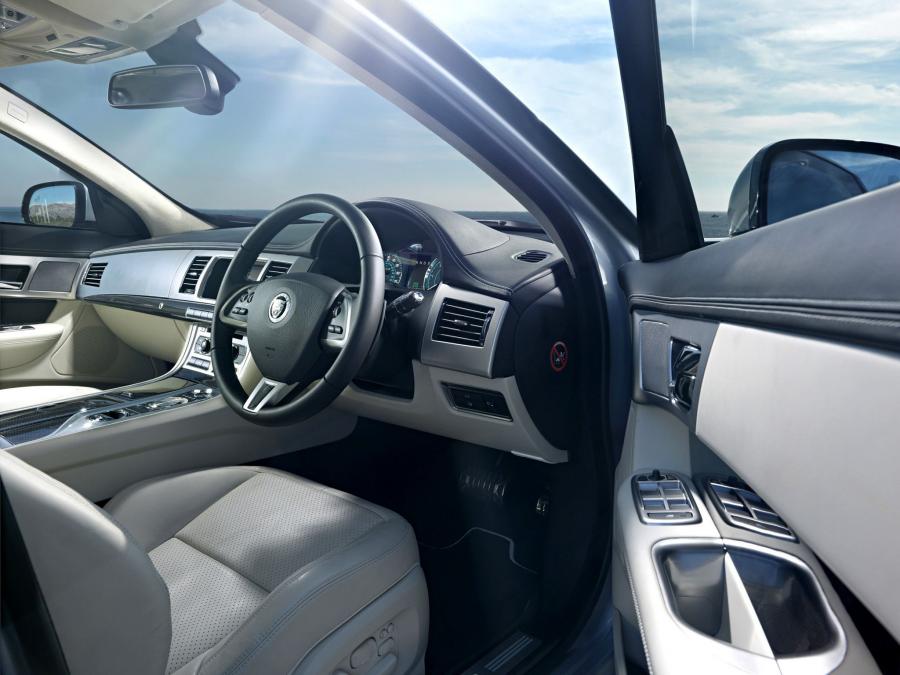  Jaguar XF Sportbrake Option Pack 2012 года  (UK) (фото 12 из 17)